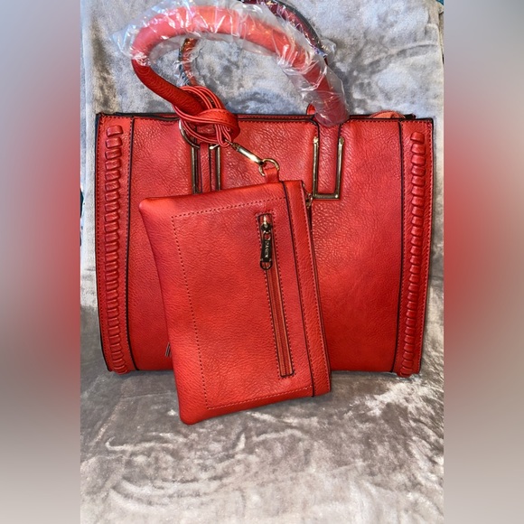 ✨Fashion Bag✨ Large Red Purse and matching wallet - Picture 2 of 3
